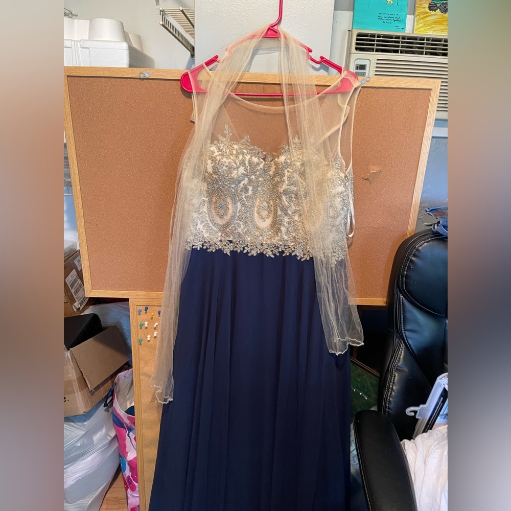 Women’s prom/ ball gown